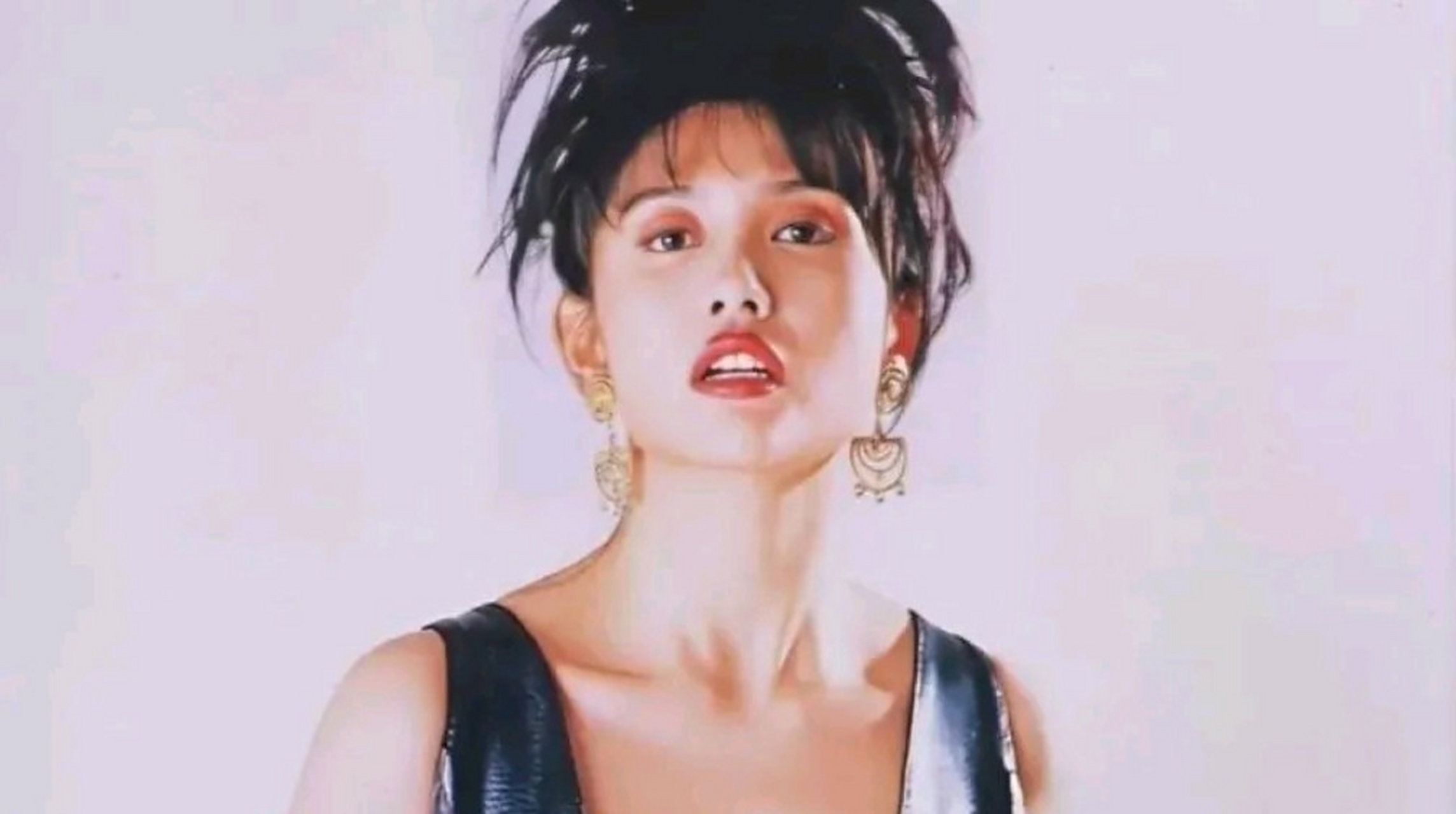 邱淑贞,她是一位美得令人惊叹的女演员  在《赌神》中,她穿着一袭红衣