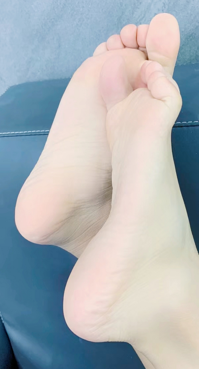 美少女的脚底板哟