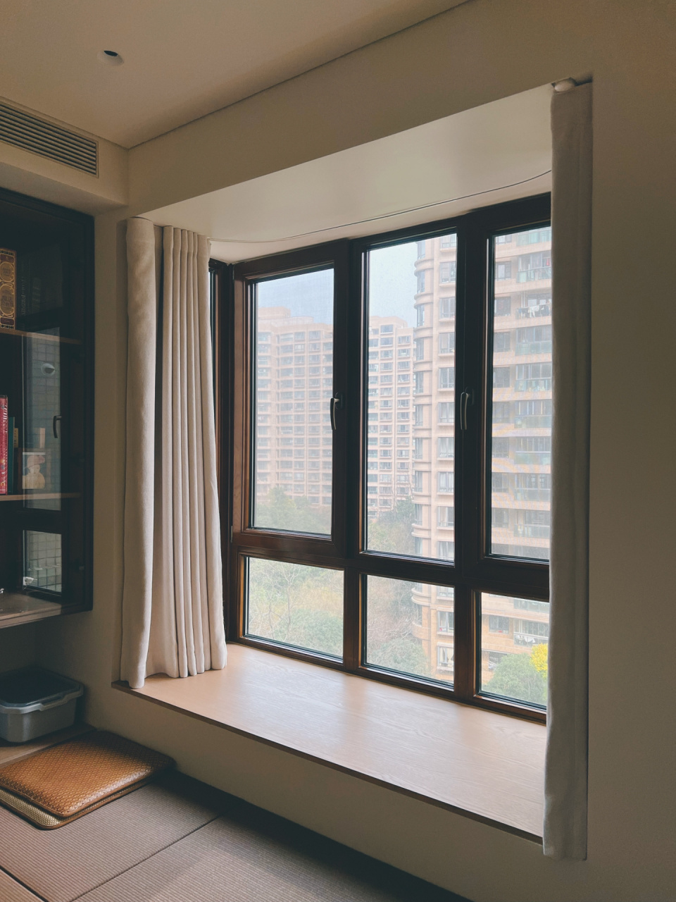 但我家的09窗子是内开内倒的,导致可安装的空间