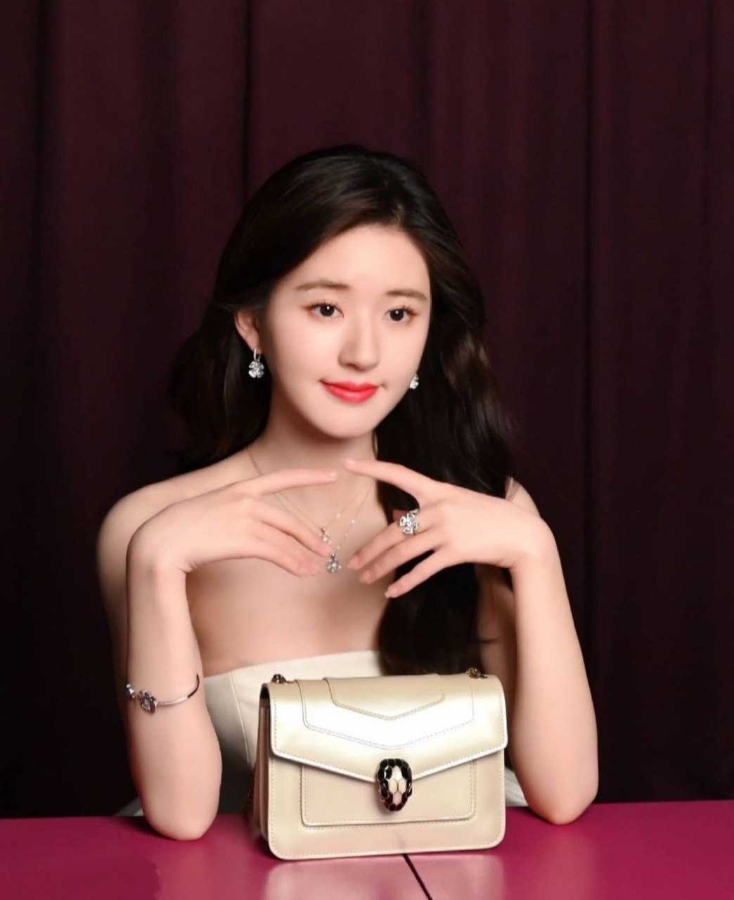 清纯可爱的小仙女#赵露思# 俏皮灵动,时尚靓丽,仙气十足,闪耀夺目