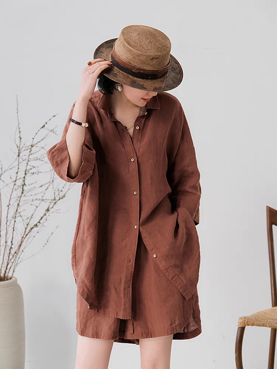 把汉麻揉和在赭石色中 成就了一款衬衫,实在是妙 赭石色,复古有韵味