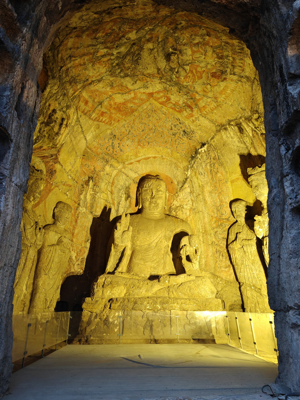 这是第三次来龙门石窟了,来个夜游也算是全天候游览了.