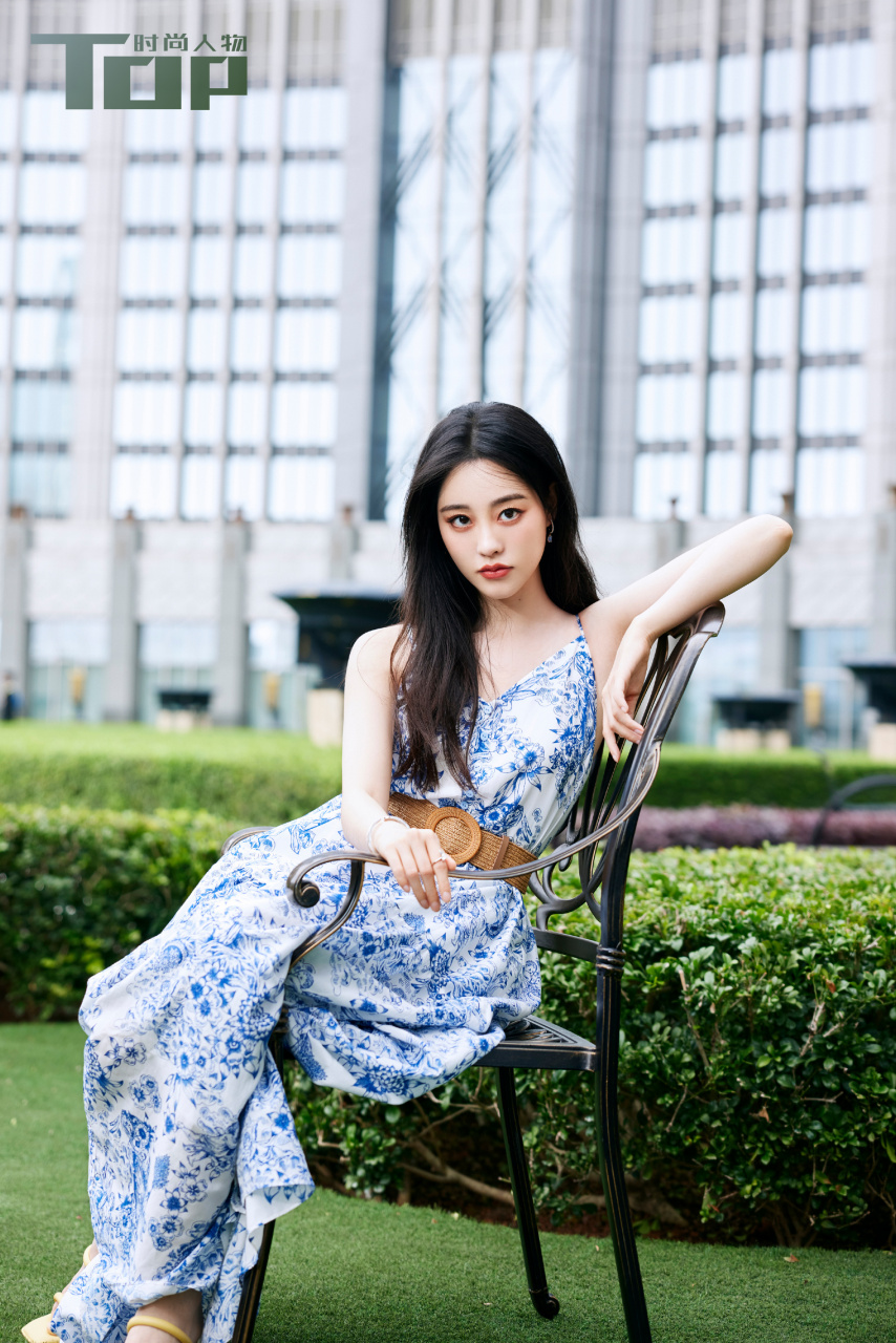 祝绪丹《tops》杂志夏季特辑封面人物,浪漫的法式风情夏日庭院大片.