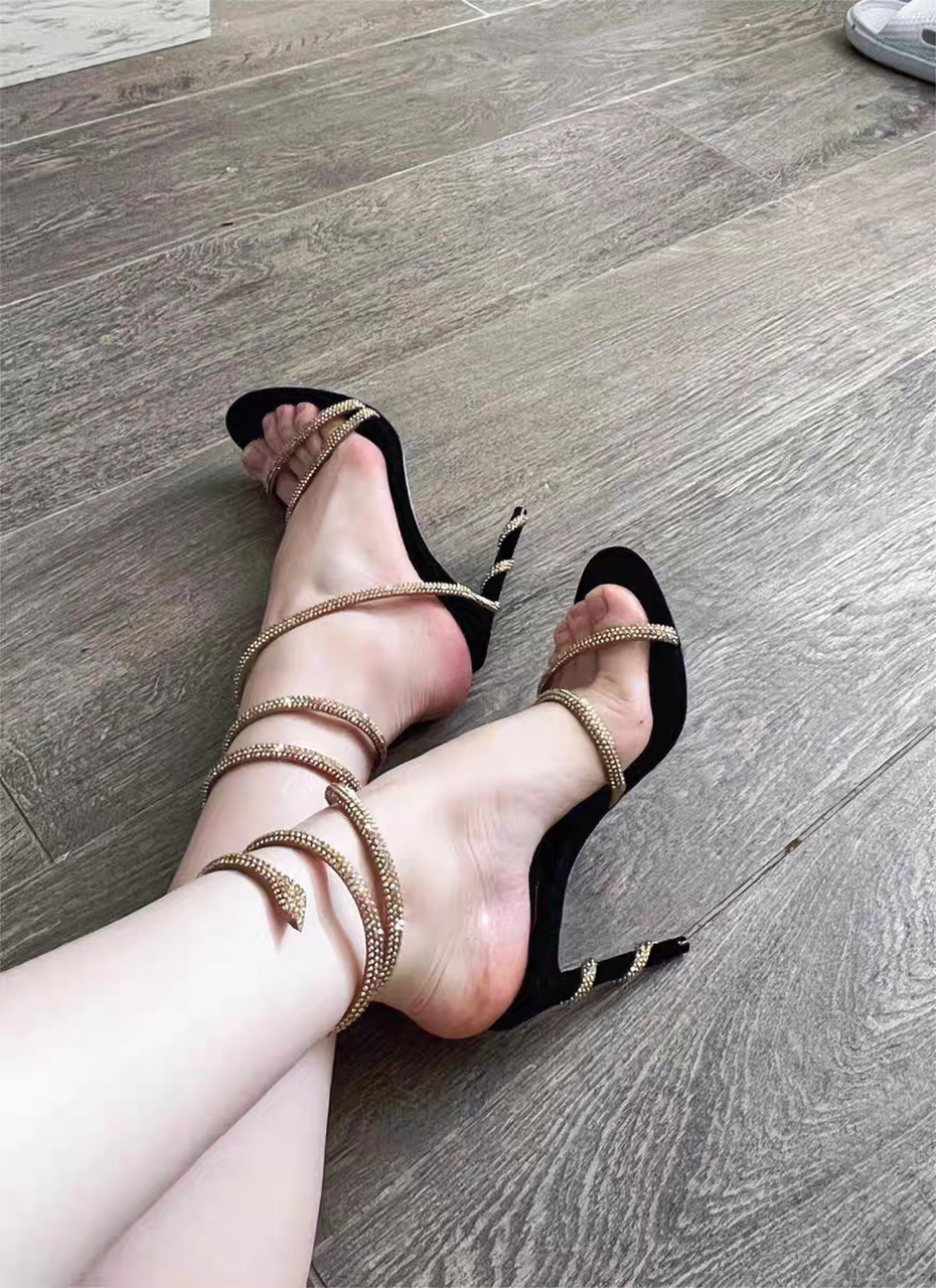 经典永不过时金色缠绕款高跟鞋 #时尚穿搭# #最美脚丫# #美脚