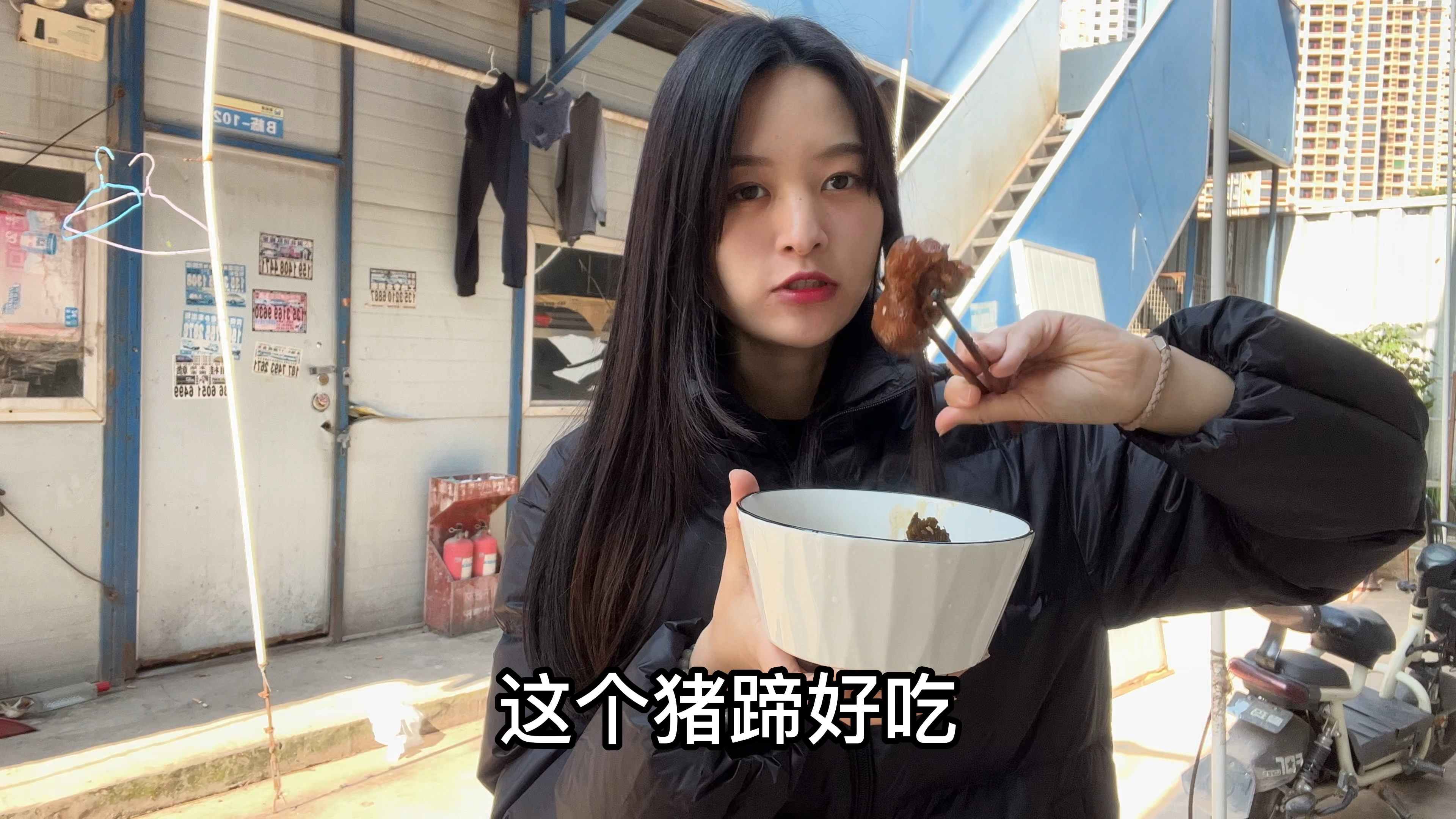 工地拖欠200多万民工工资,食堂又做了红烧猪蹄,吃饱喝足好回家
