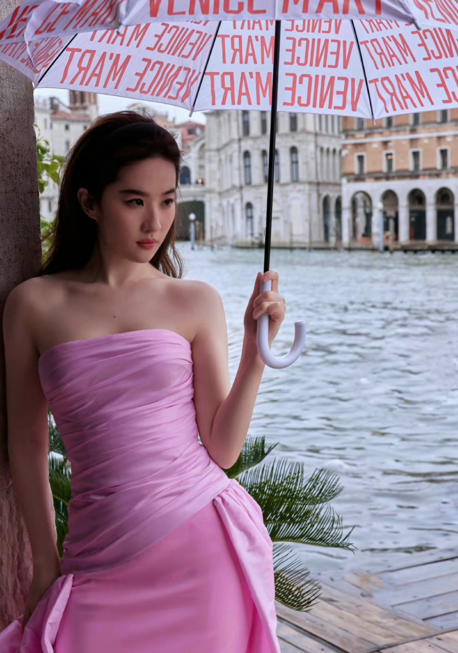 刘亦菲粉色抹胸裙尽显好身材,青春依旧在 #刘亦菲粉色抹胸裙青春依旧