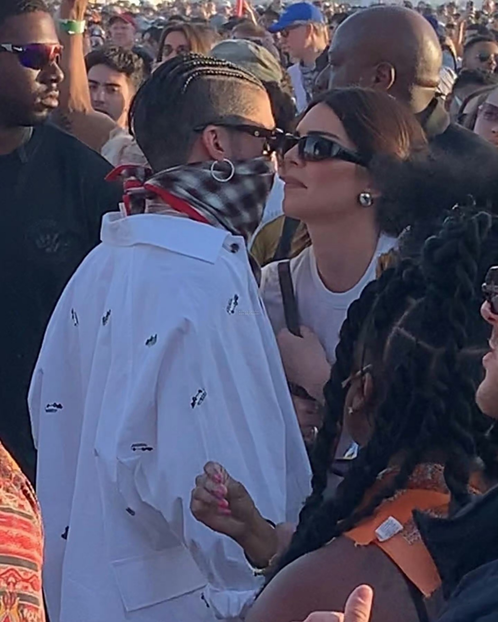 肯豆kendall jenner和男友bad bunny现身科切拉音乐节