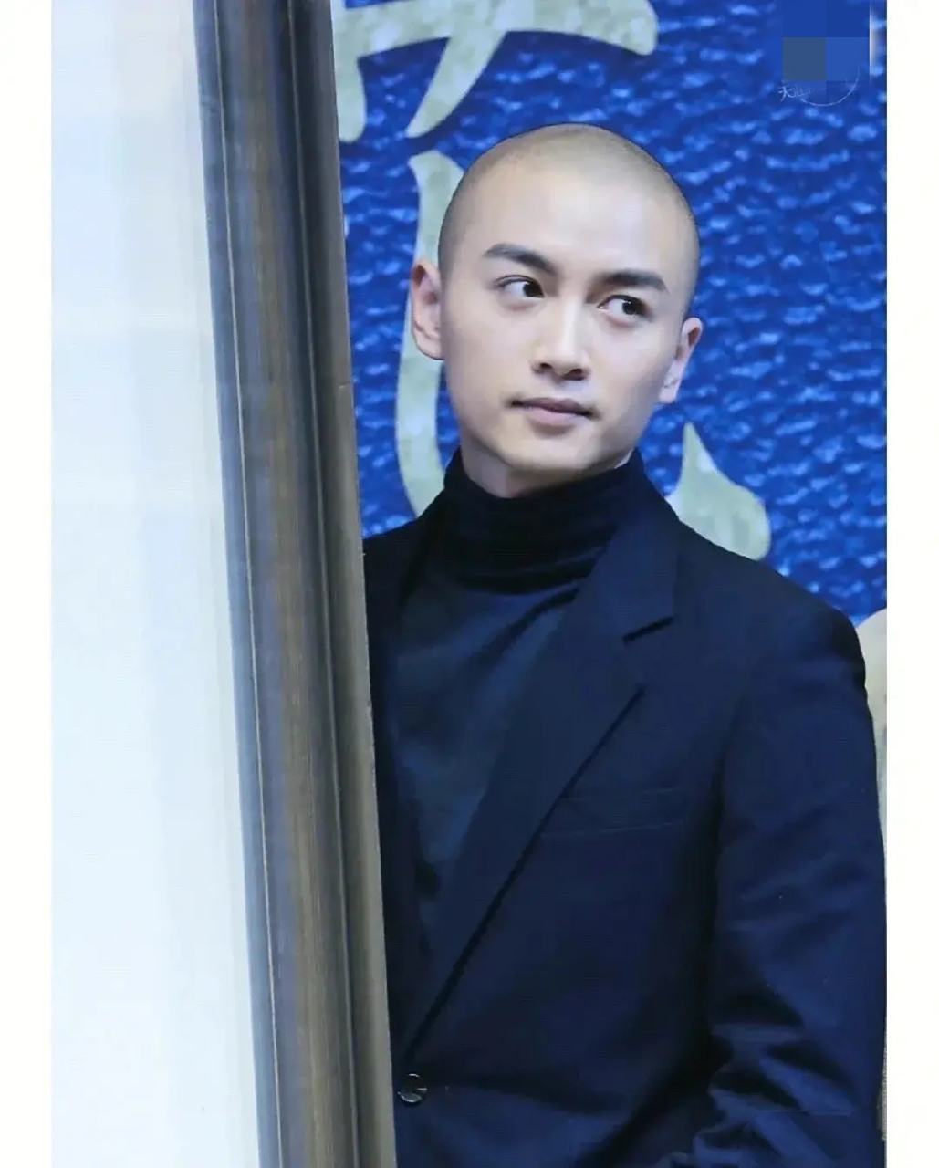 近日,陈晓难得一见的光头造型,不得不说,光头是检验帅哥的唯一标准.