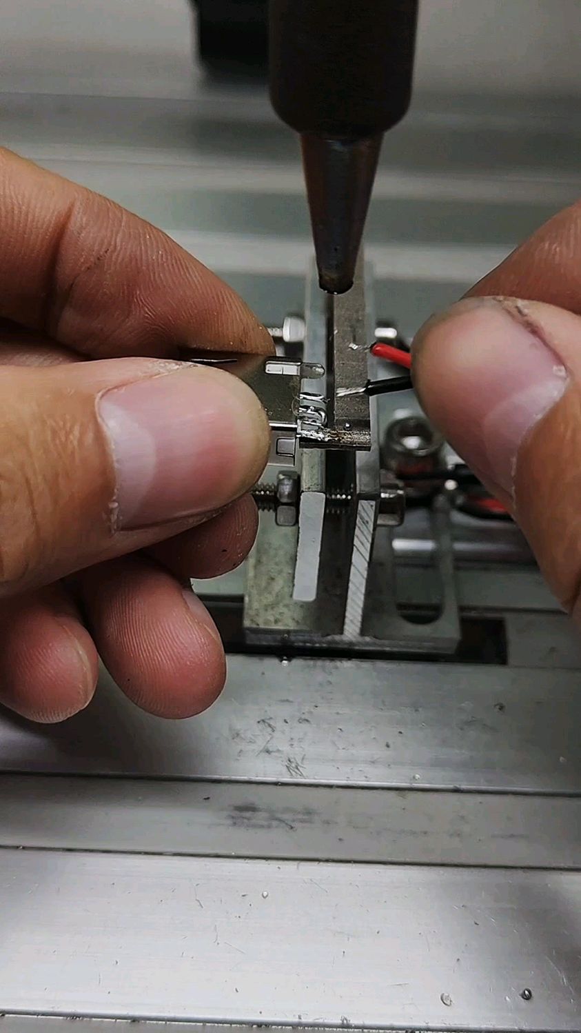 usb接口焊线,现在焊锡都机器化了.