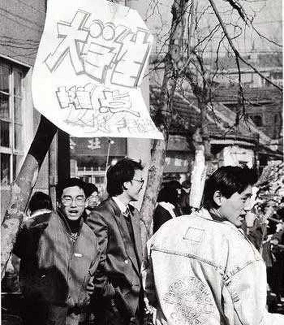 1993年,北京,一个大学生摊点,暑假期间几个男大学生去外面摆摊赚生活