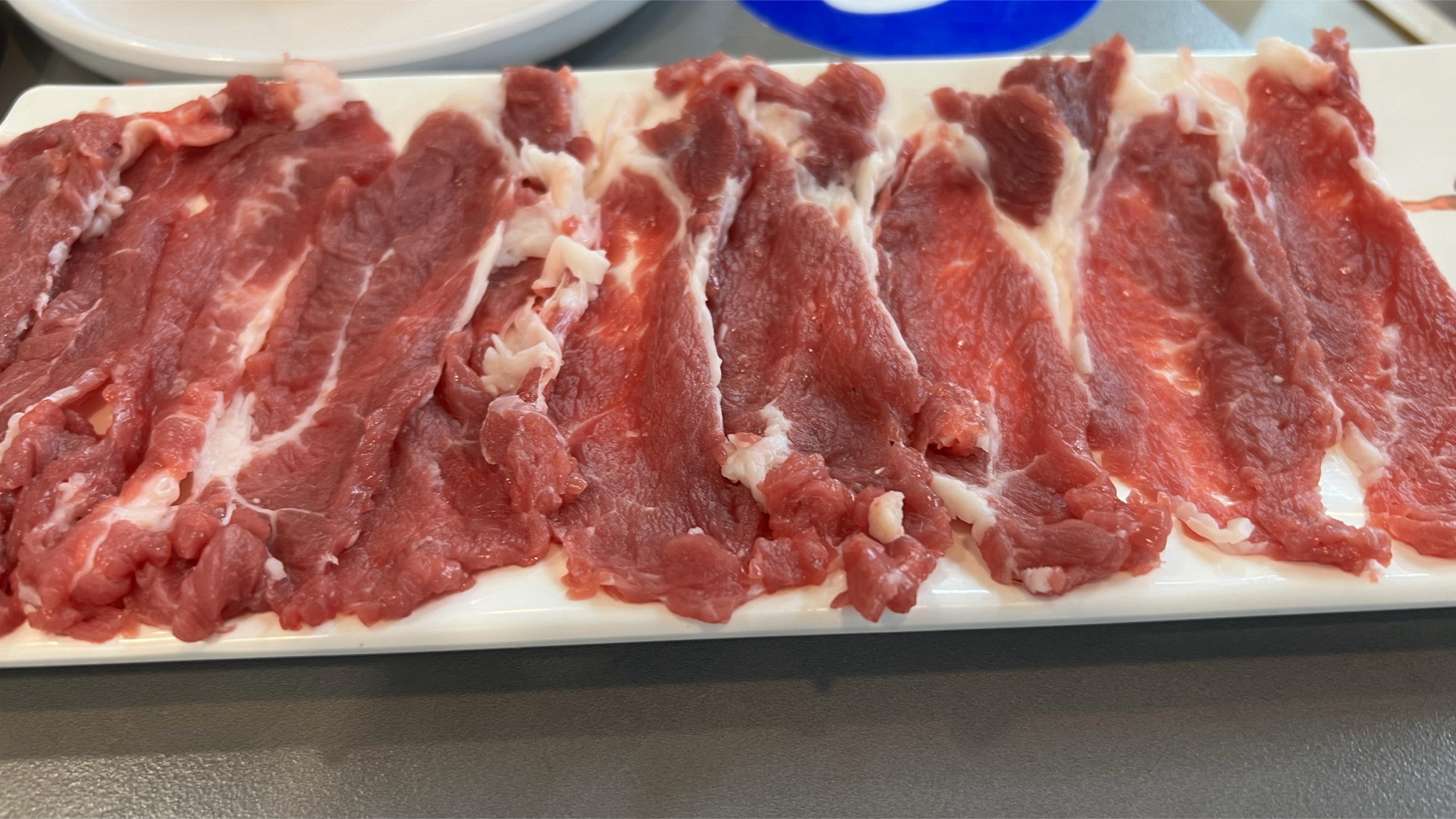 潮汕牛肉火锅,一头牛切十几个部位,鲜肉涮10秒,蘸沙茶酱上头