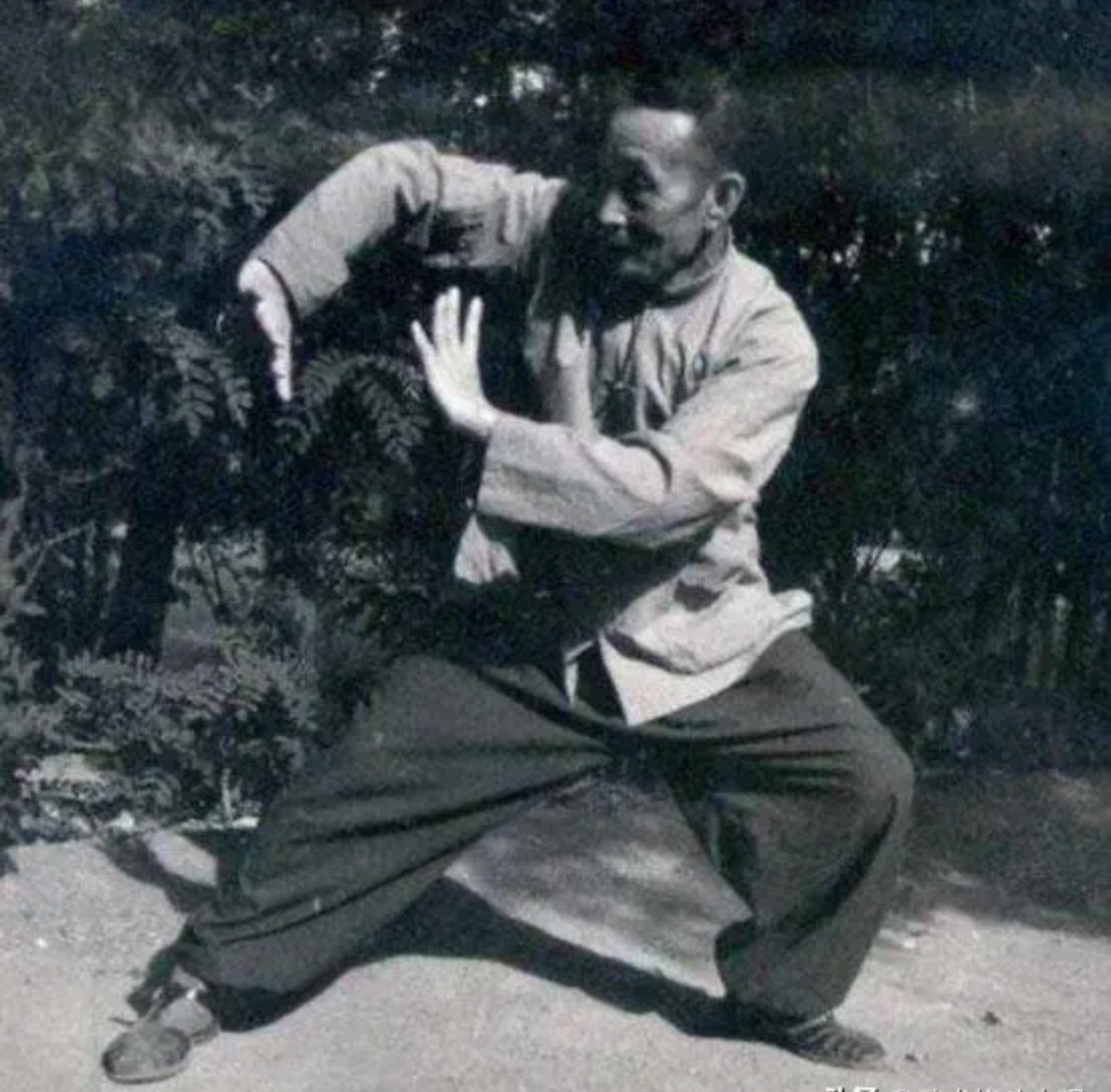 1941年9月,71岁的八卦掌宗师宫保田用一根二尺左右的棍子顶着小帽放在