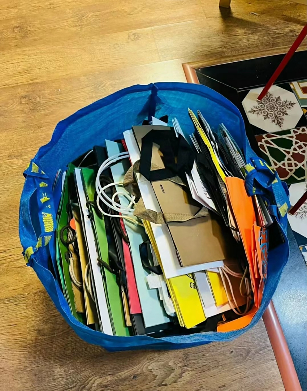 网友:真的很喜欢收集各种纸袋子,感觉扔了怪可惜的,我妈让我以后当