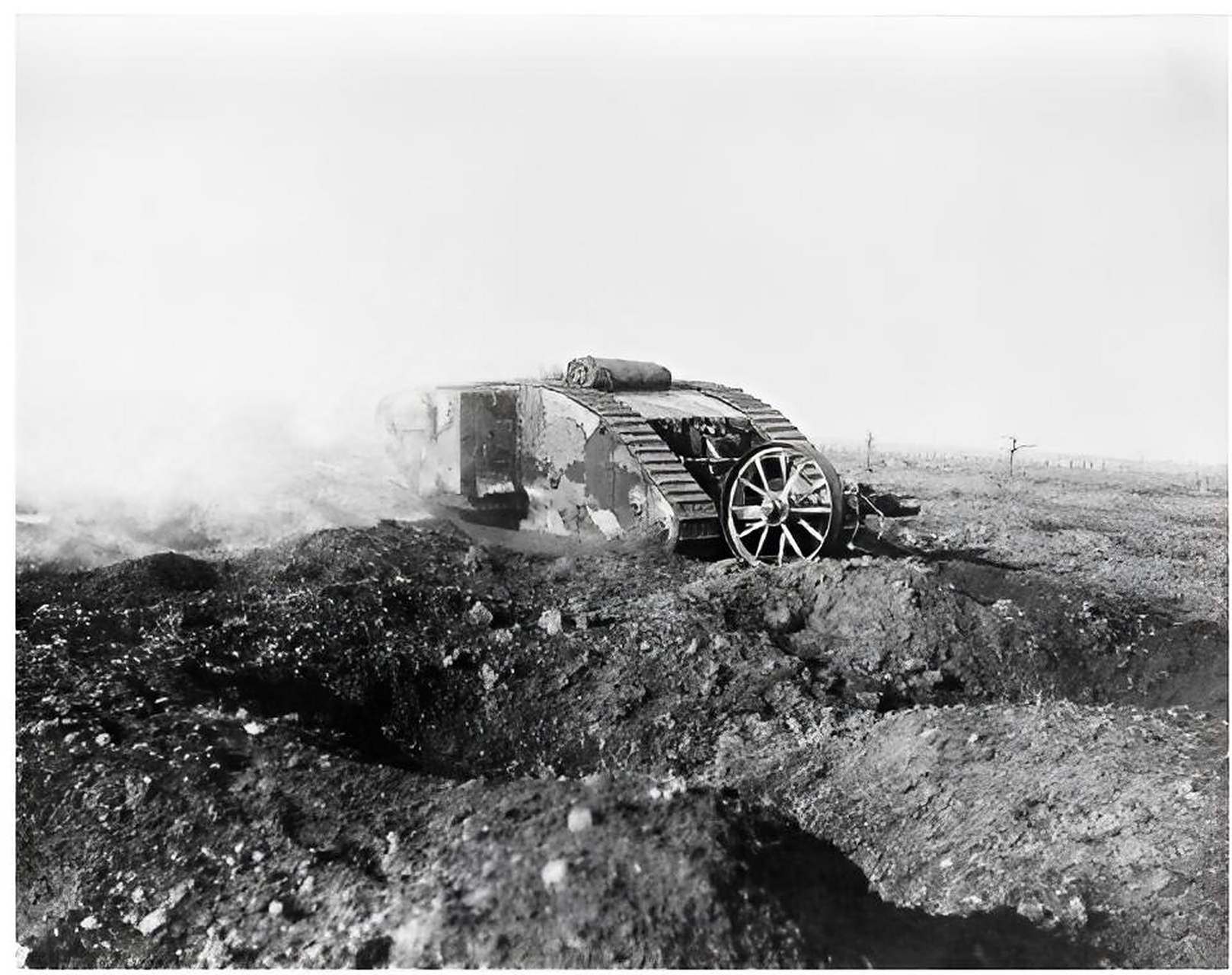 法国军队在凡尔登战役之初元气大伤,咬着牙慢慢地撤到了德军火力范围