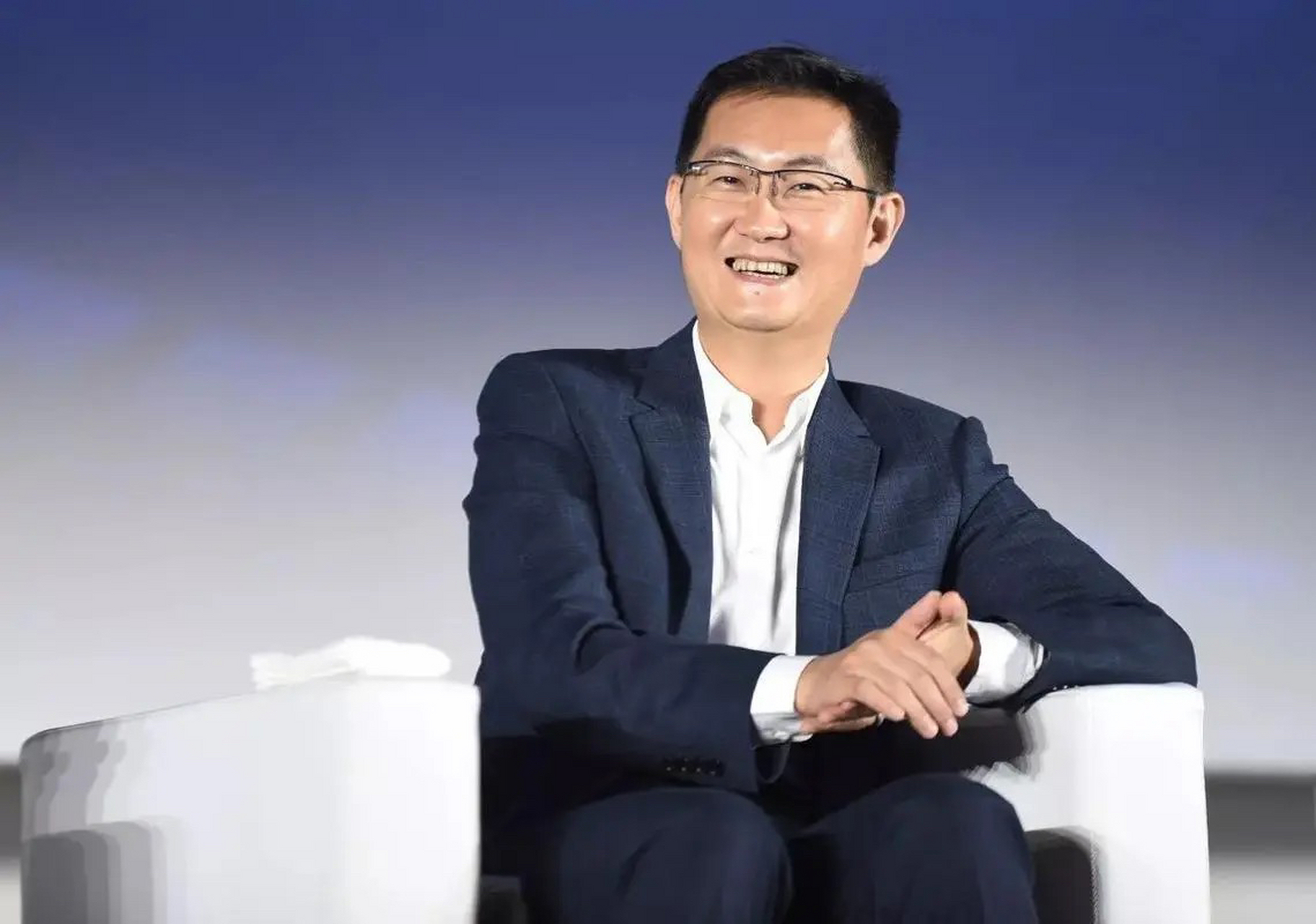 2004年5月的一天,有一个陌生女孩加了马化腾.那女孩问马化腾:"嗨!