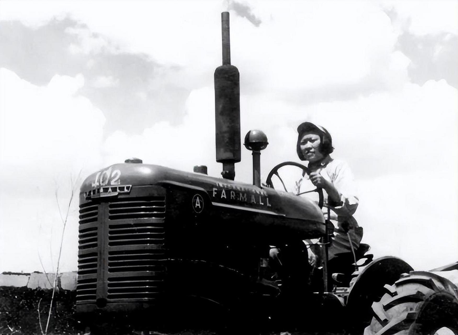 图中开着洛阳拖拉机厂生产的28匹马力东风红拖拉机的女子叫梁军.