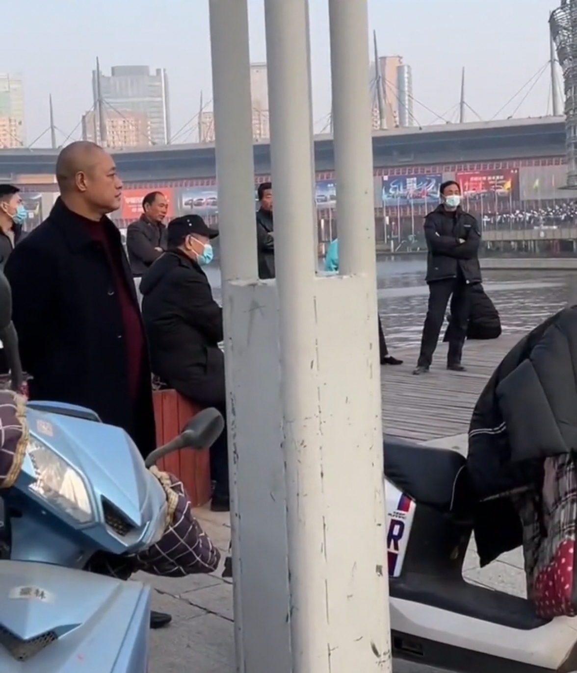 河南郑州:女网红在广场上跳舞开直播,一群"大哥"看得津津有味