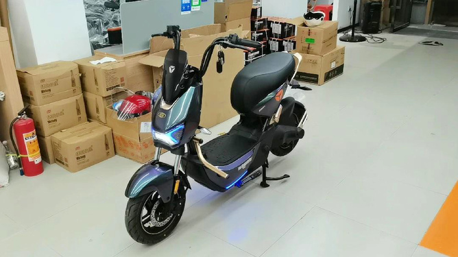 0和冠智极光4.0哪个电摩更好看