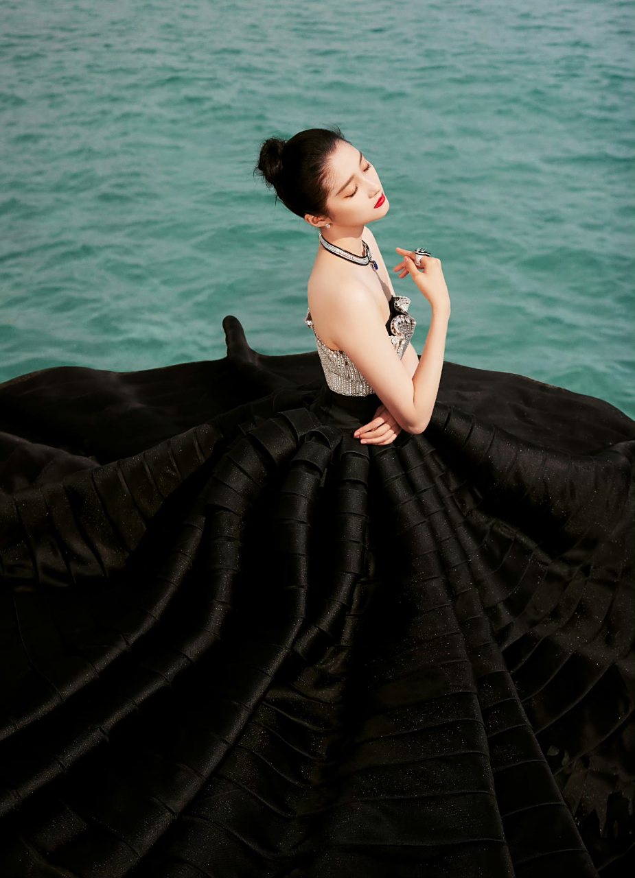 关晓彤戛纳黑色闪钻礼服##关晓彤戛纳东方明媚妆# 璀璨夜晚,焕发光彩