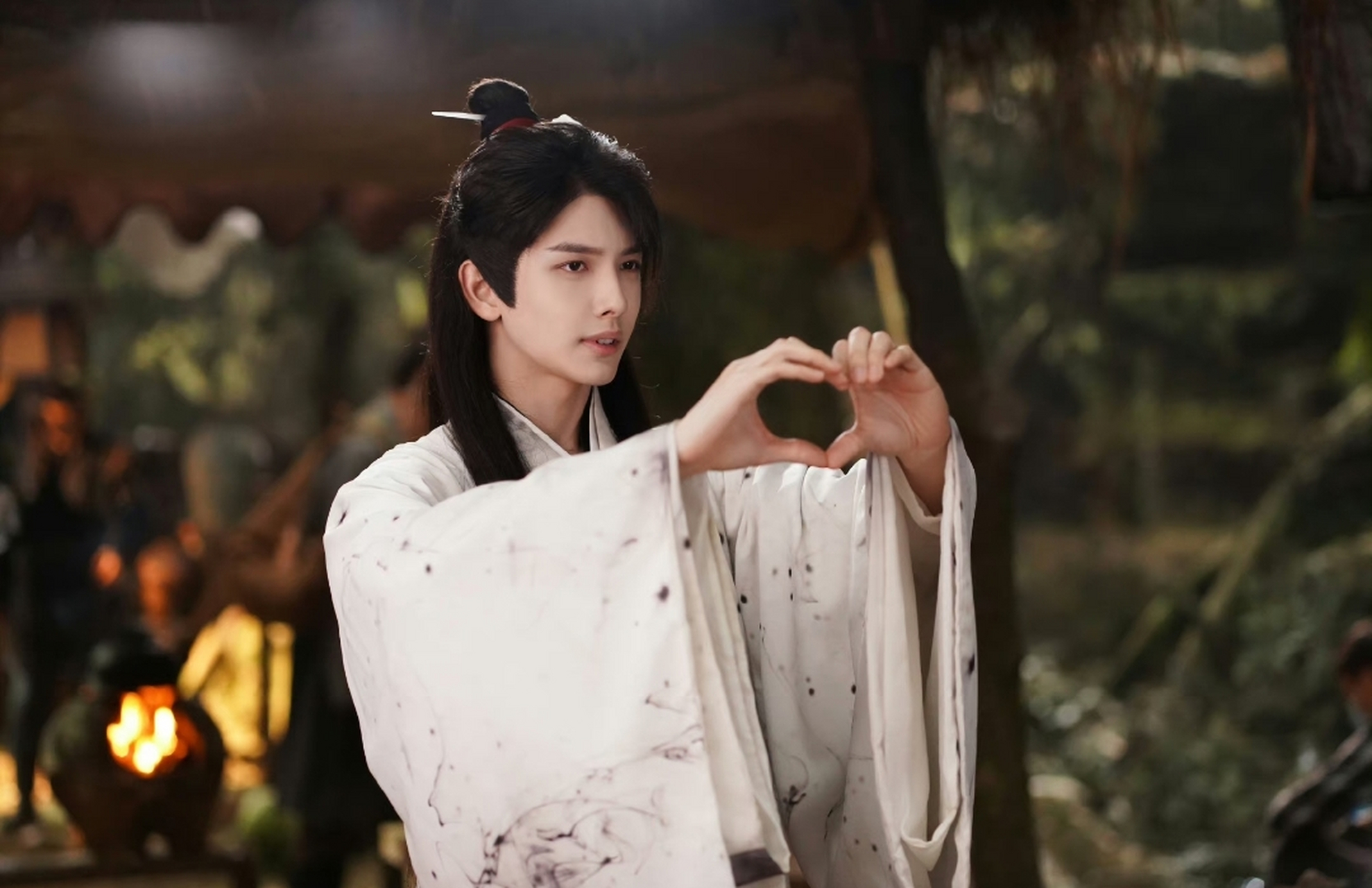 《护心》大结局:素影知道了天曜的龙火与雁回的黑气相克,便故意把龙心