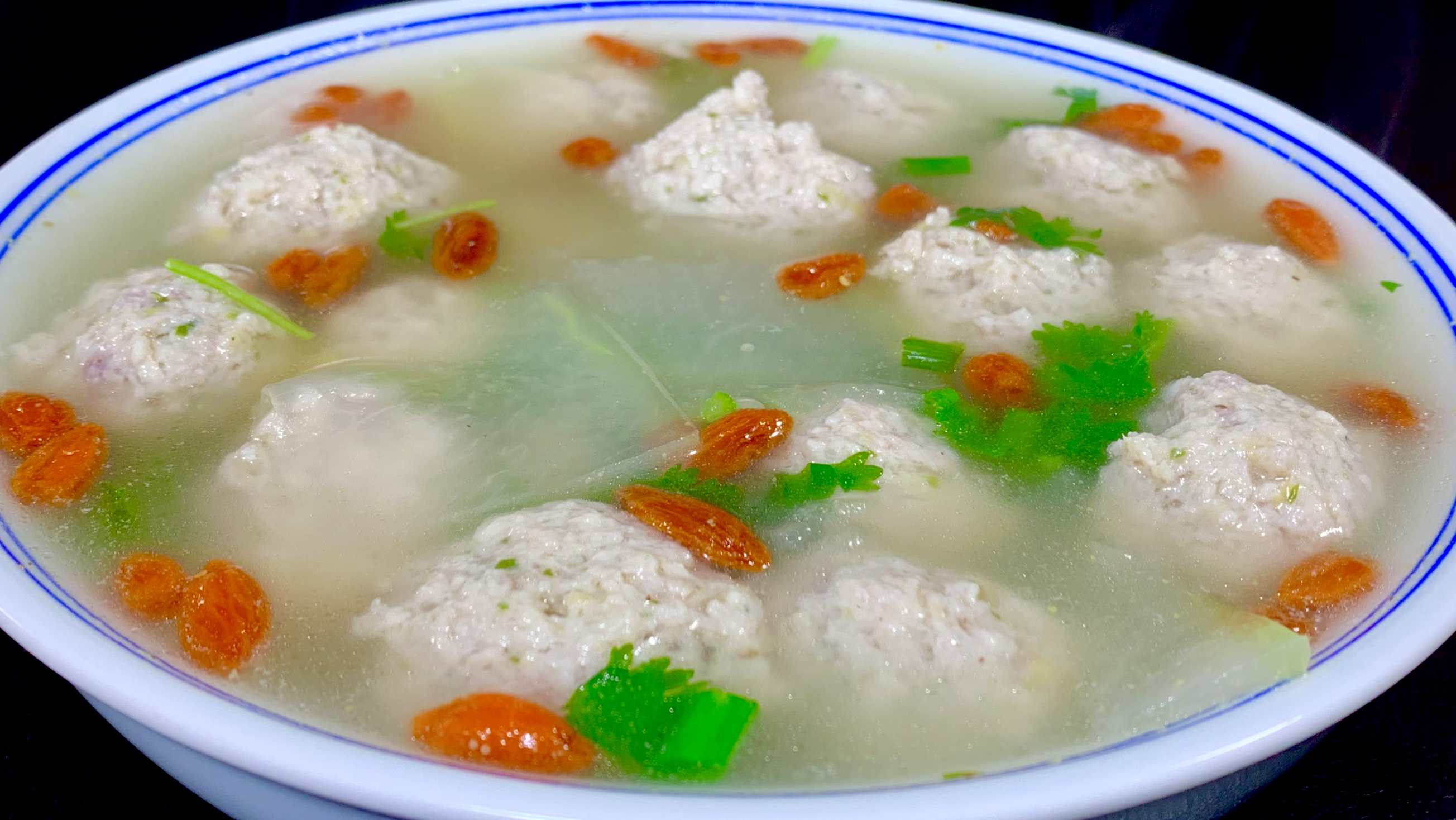 三伏天要多吃冬瓜，大厨分享一道广东有名的冬瓜肉丸汤，汤甜味美