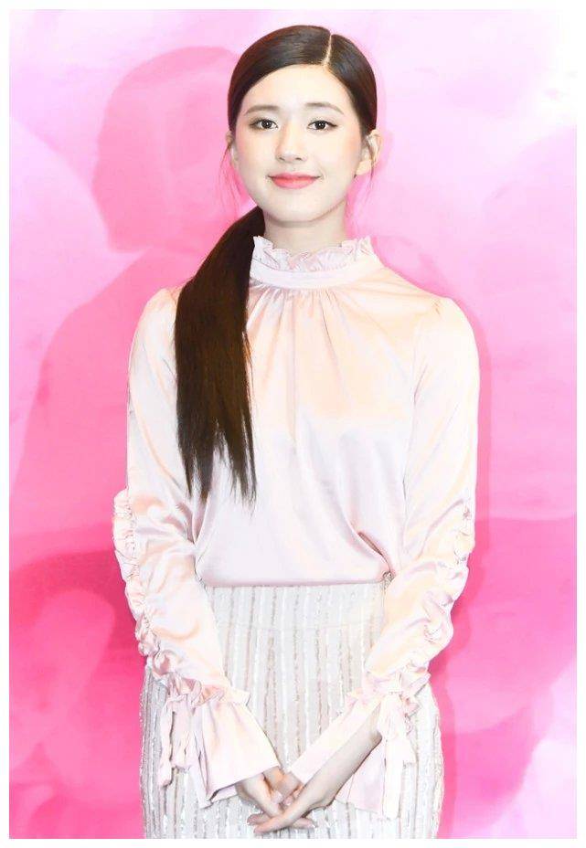 赵露思新中式穿搭,一身裸粉色现街头,好可爱温柔啊!