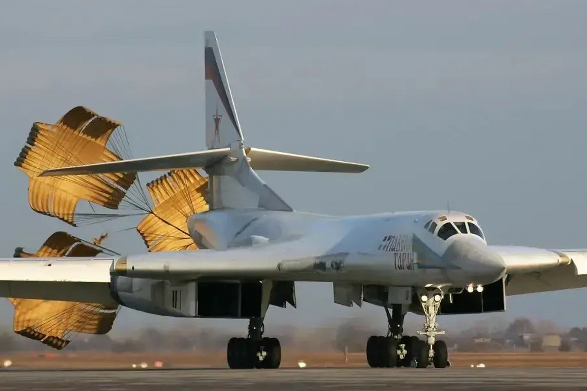 俄白天鹅,图一160战略轰炸机,这种大杀器实在令人害怕,但数量太少.