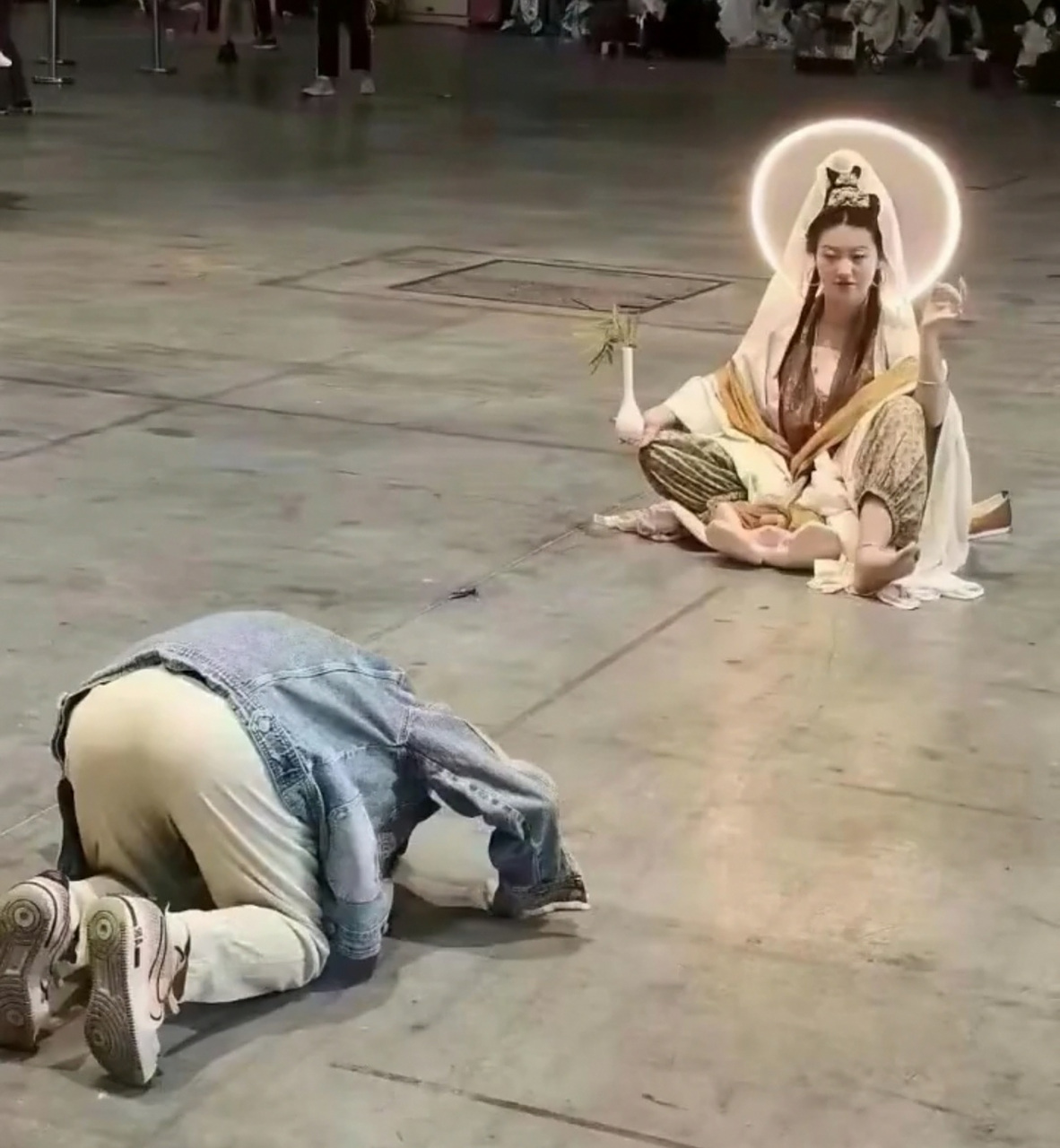 cp29漫展惊现 cos "观音菩萨",很多漫迷们过去对着这位观音菩萨进行了