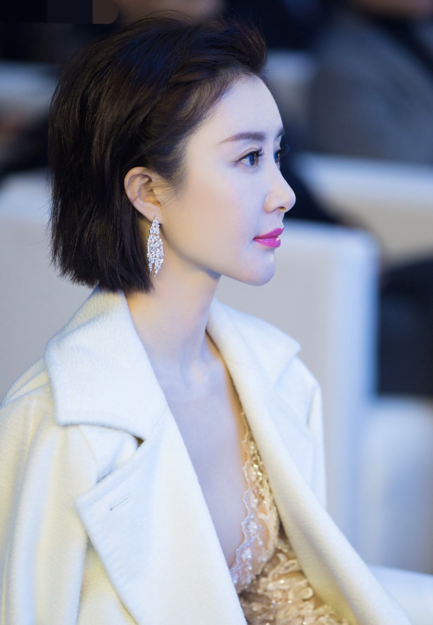 舒畅终于大胆一次,挑战深v蕾丝透视裙,光冲身材就能成为焦点#国庆出游