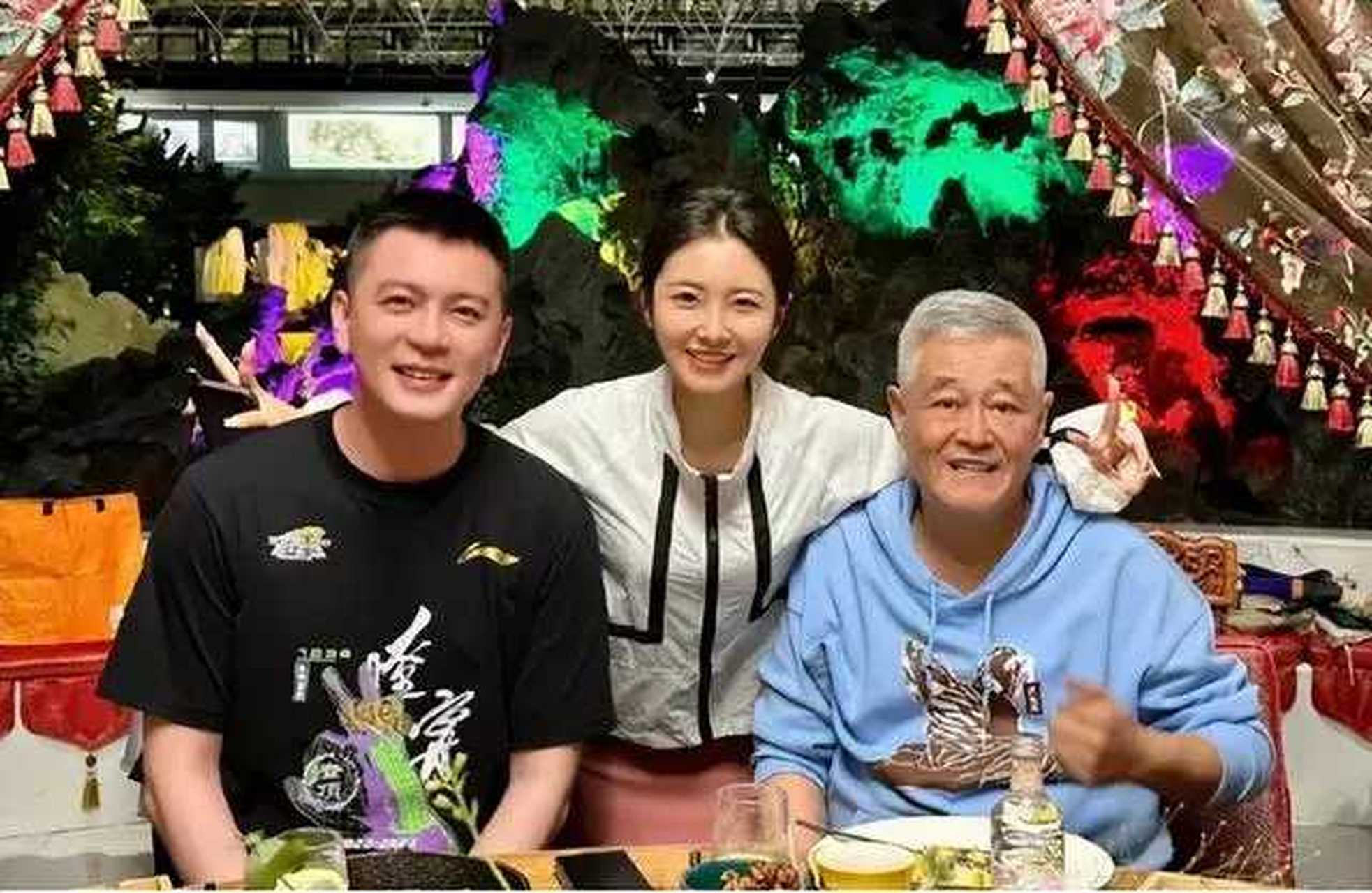 解析豪华晚宴背后的故事"  在一次重要的晚宴中,辽宁男篮主帅杨鸣与65