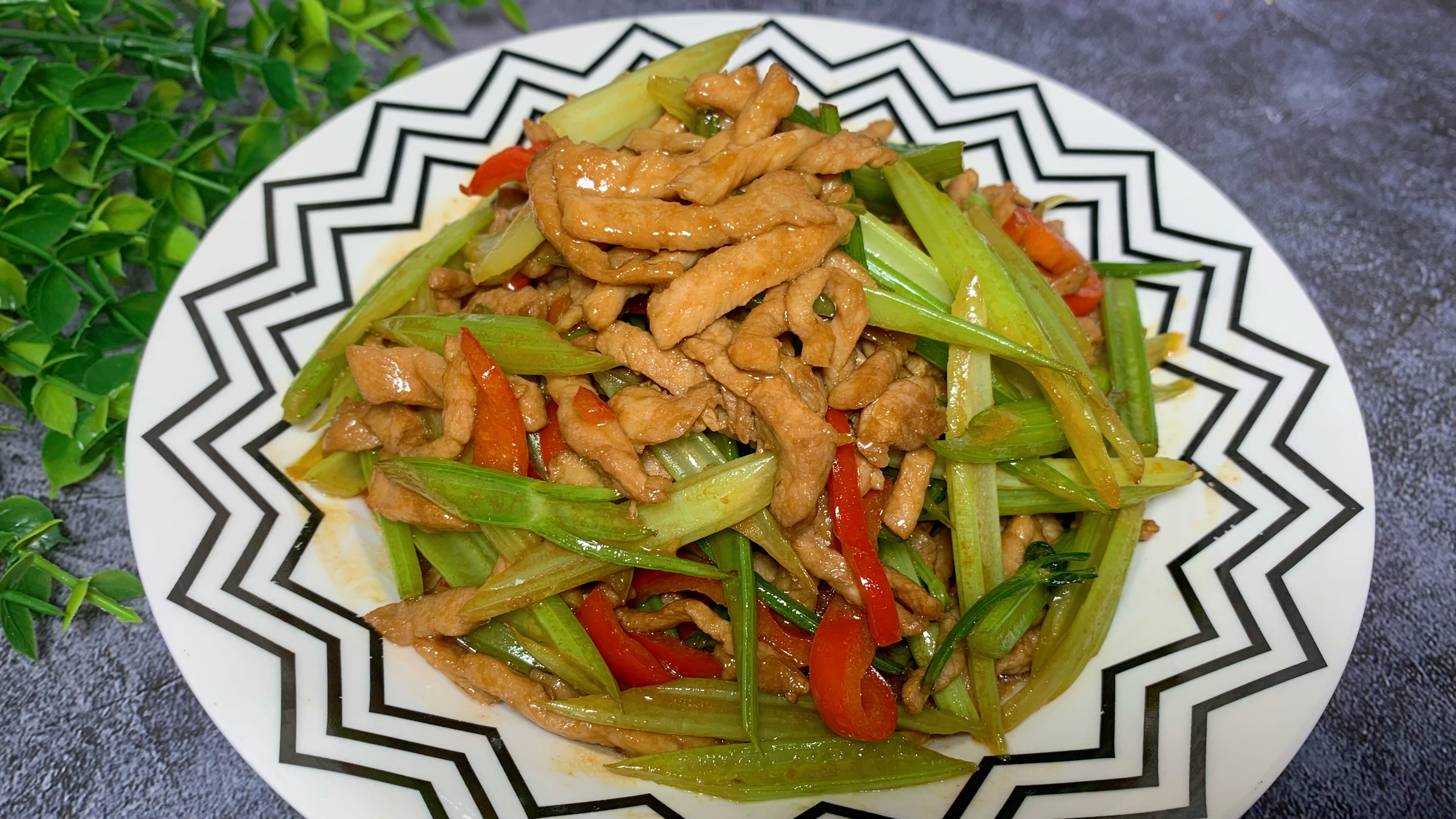 芹菜炒肉丝最简单又好吃的家常做法,肉丝滑嫩入味,芹菜清脆爽口