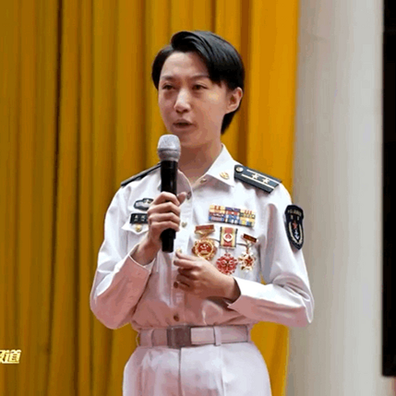 人大代表朱悦萌,晋升"中校"了!