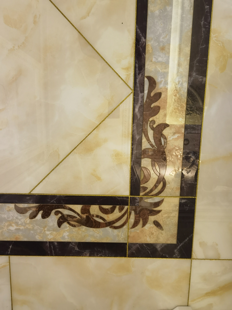 入户玄关使用的是欧式地砖拼花,线条顺畅,加工复杂,精细.