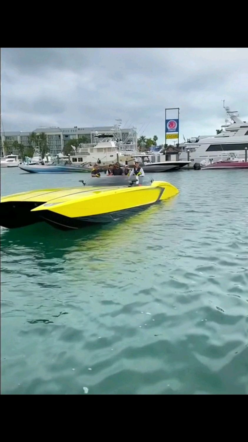 土豪的新玩具-兰博基尼快艇.-度小视