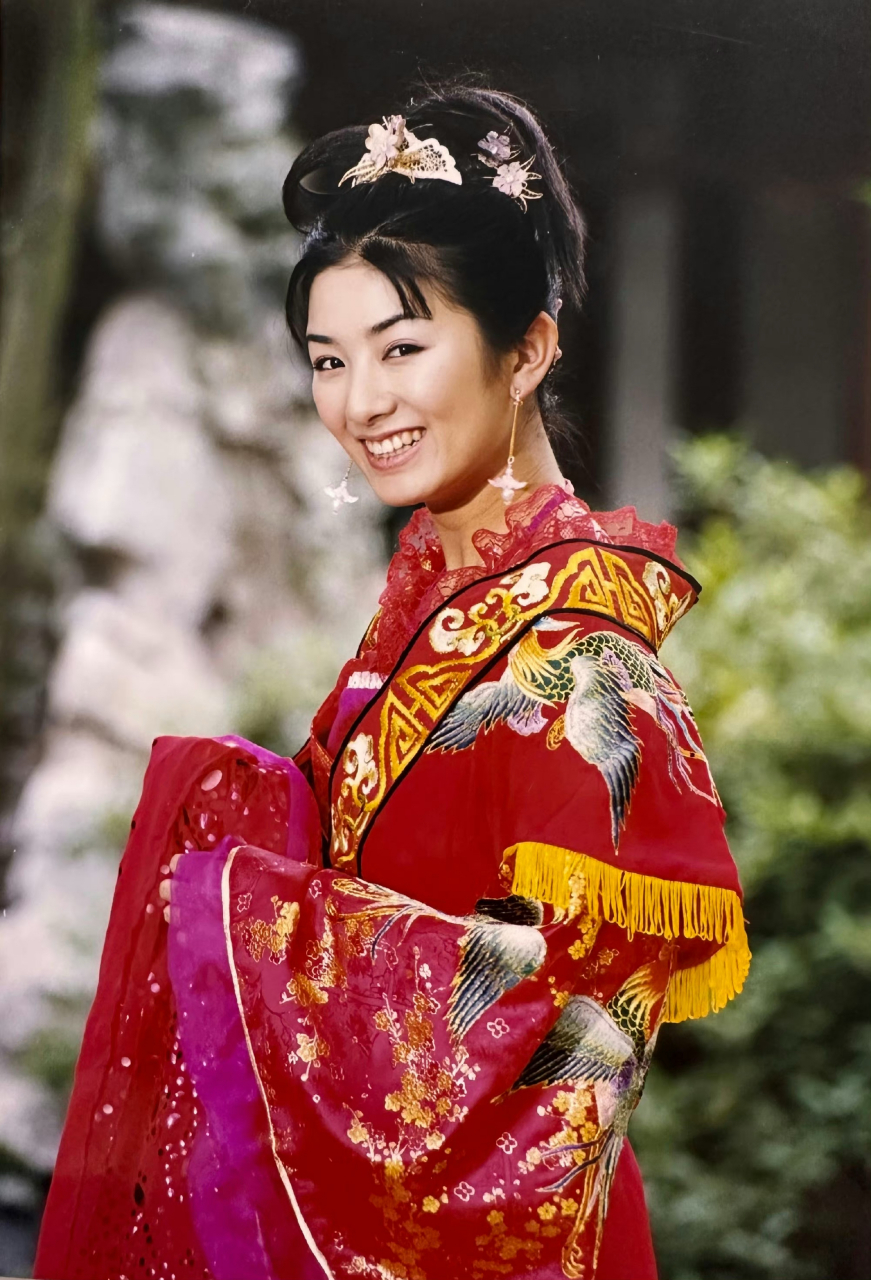 黄奕在社交平台上分享上错花轿嫁对郎未公开剧照,还是黄奕演的李玉湖