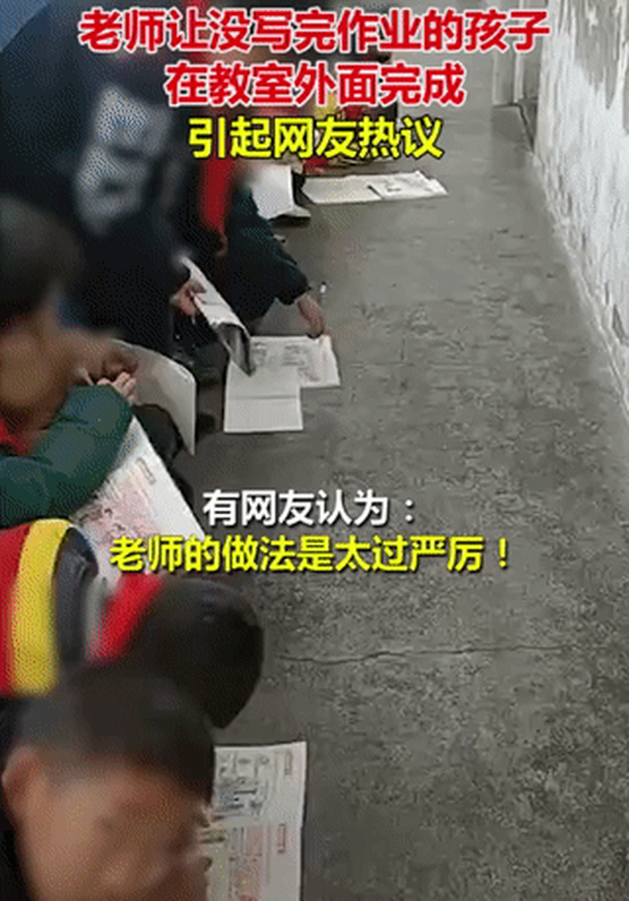 教室的长廊上,一群小学生蹲在地上,有的把书本放在地上趴着写;有的