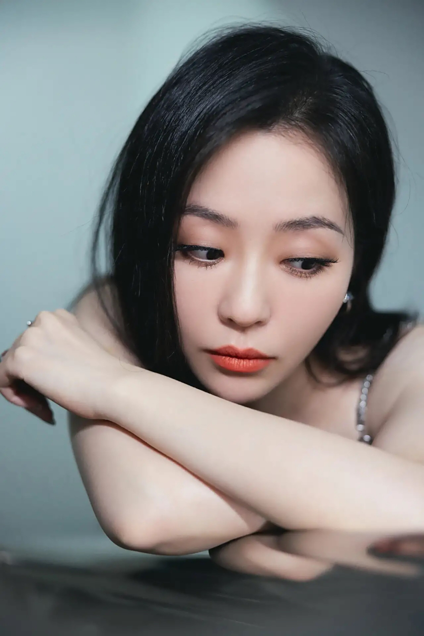 美艳且性感的御姐-张靓颖