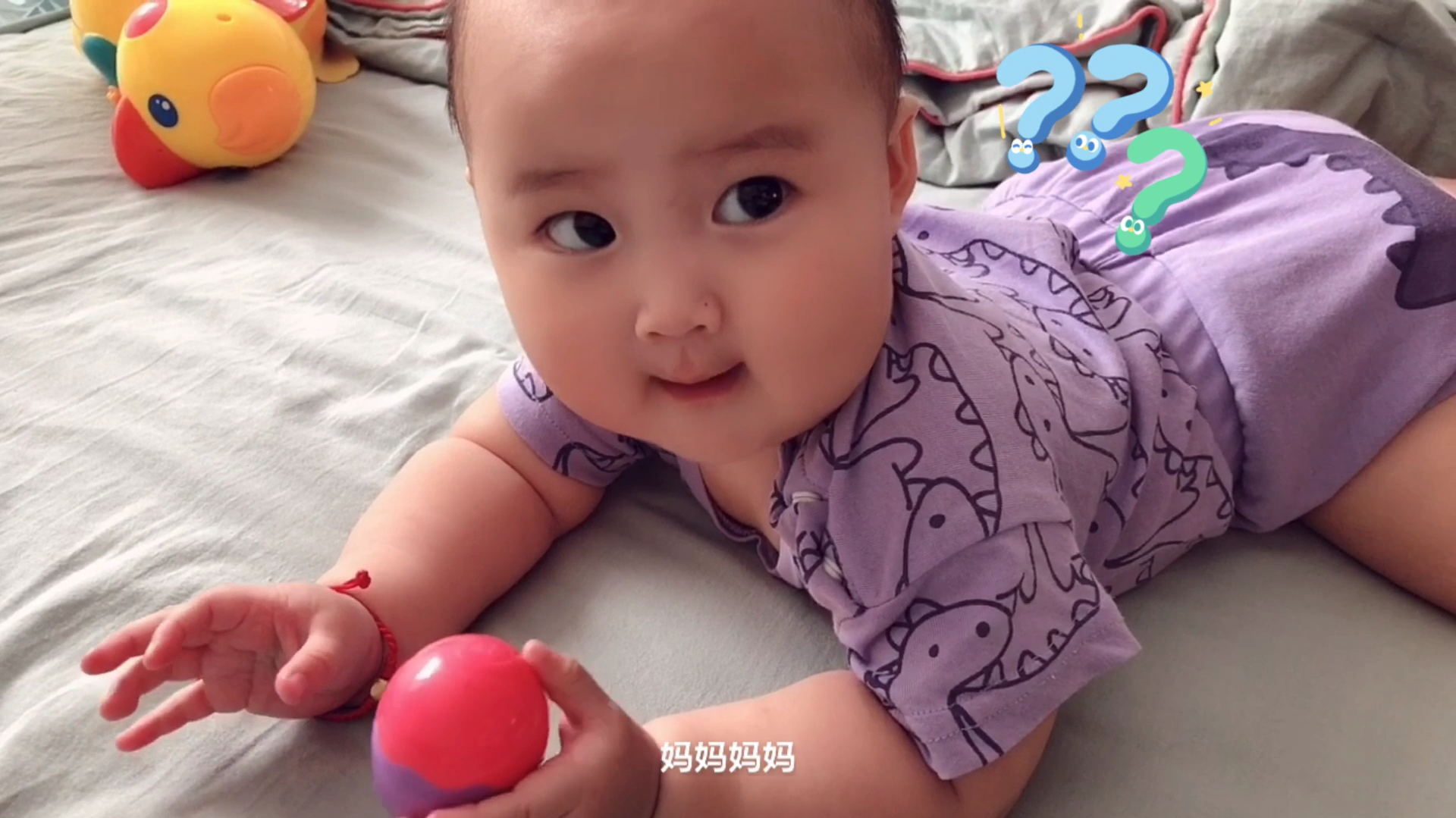 宝宝对下蛋鸭玩具又爱又怕,看到鸭子下蛋一脸呆萌,样子太可爱了