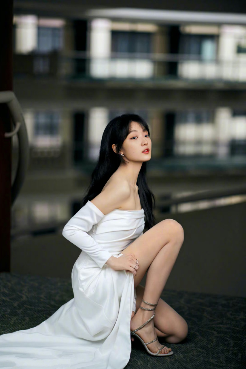 #孙千# 性感迷人的大长腿,甚是迷人