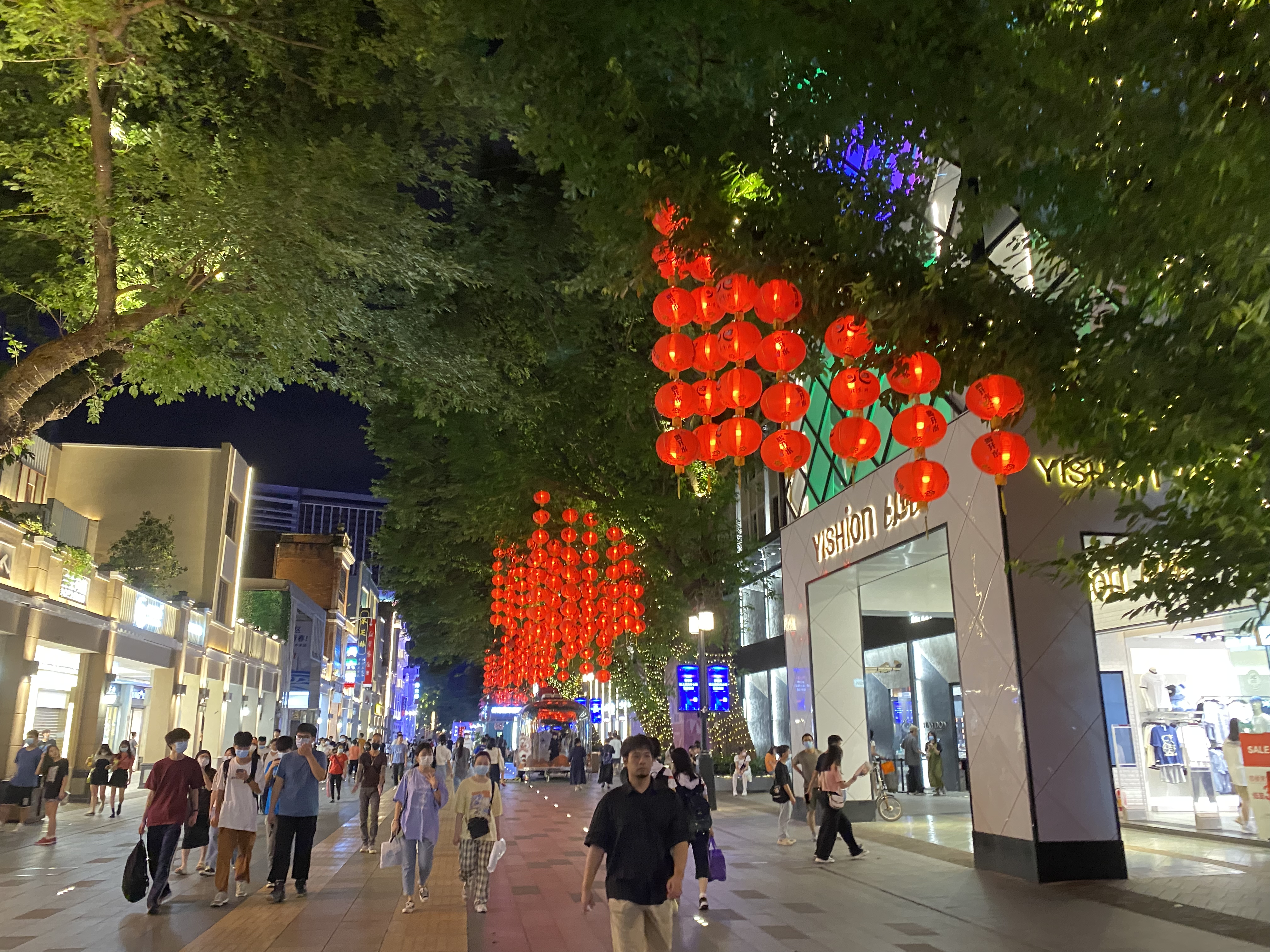 廣州的北京路步行街,真是太熱鬧了!深更半夜竟然還有那麼多人