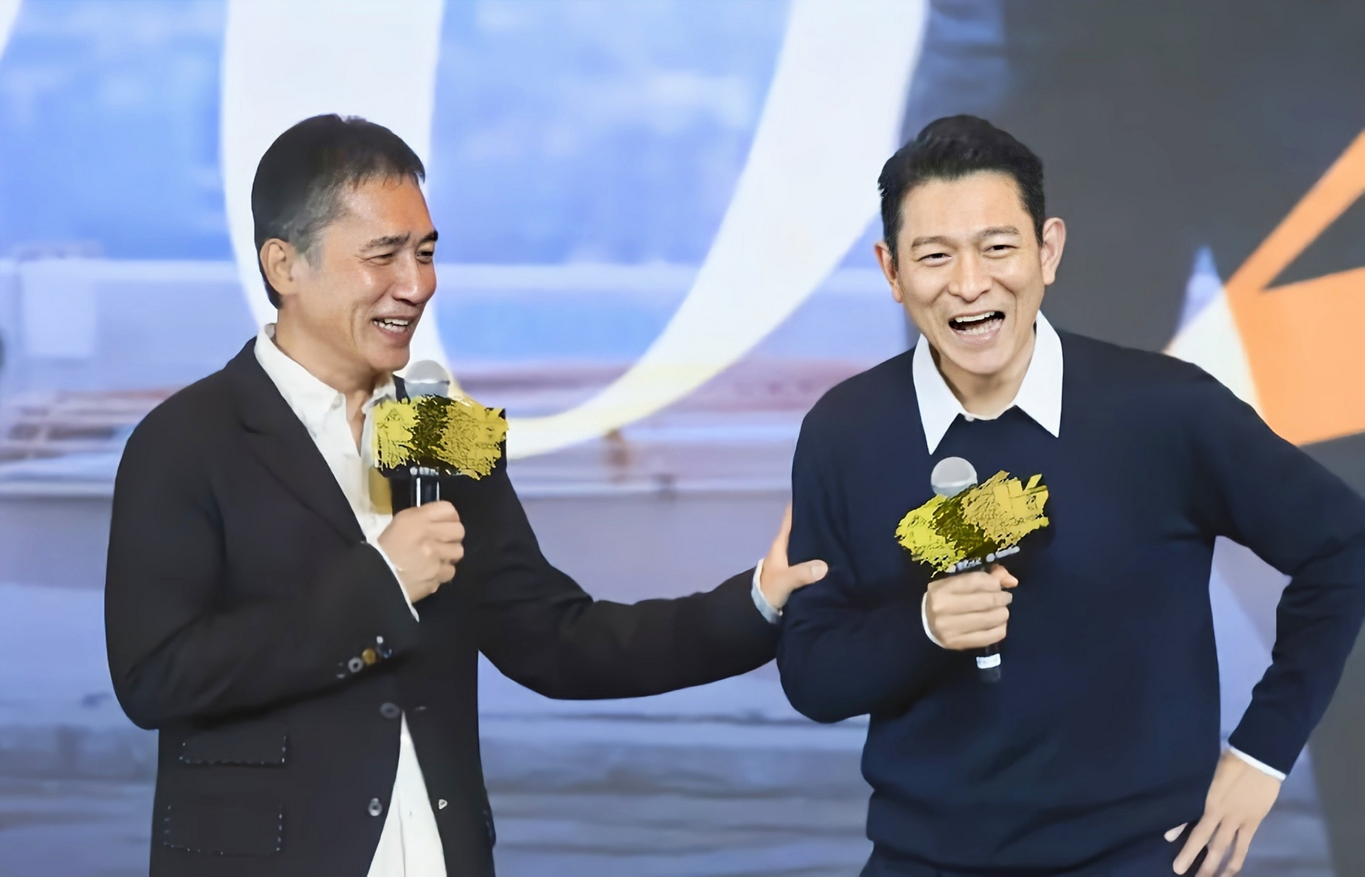 刘德华与梁朝伟的手紧紧握在一起,兄弟连心,其利断金.