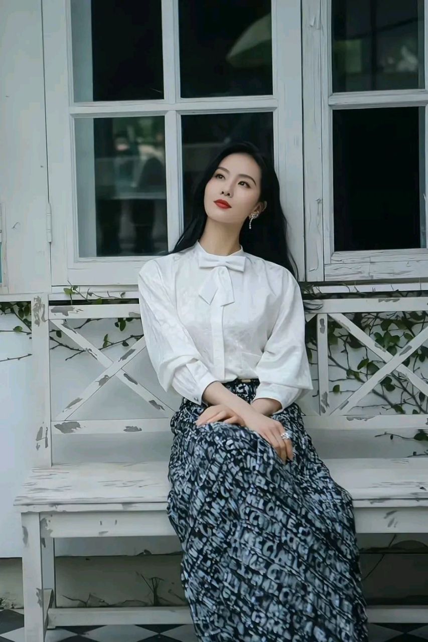 刘诗诗穿白衬衫 印花半身裙,还挺好看!