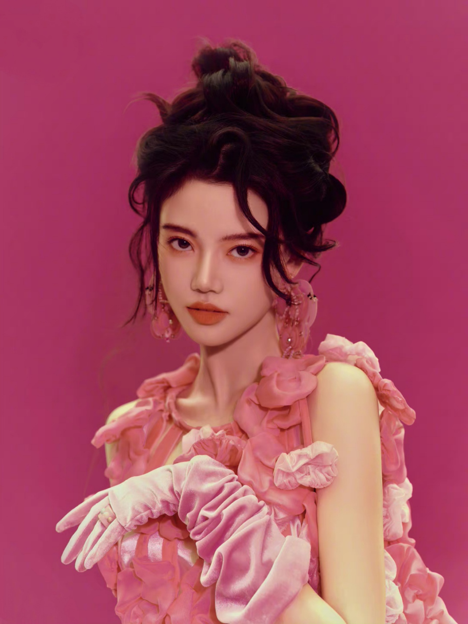 孙珍妮# 一袭粉色缀花连衣裙,肤白貌美的容颜,窈