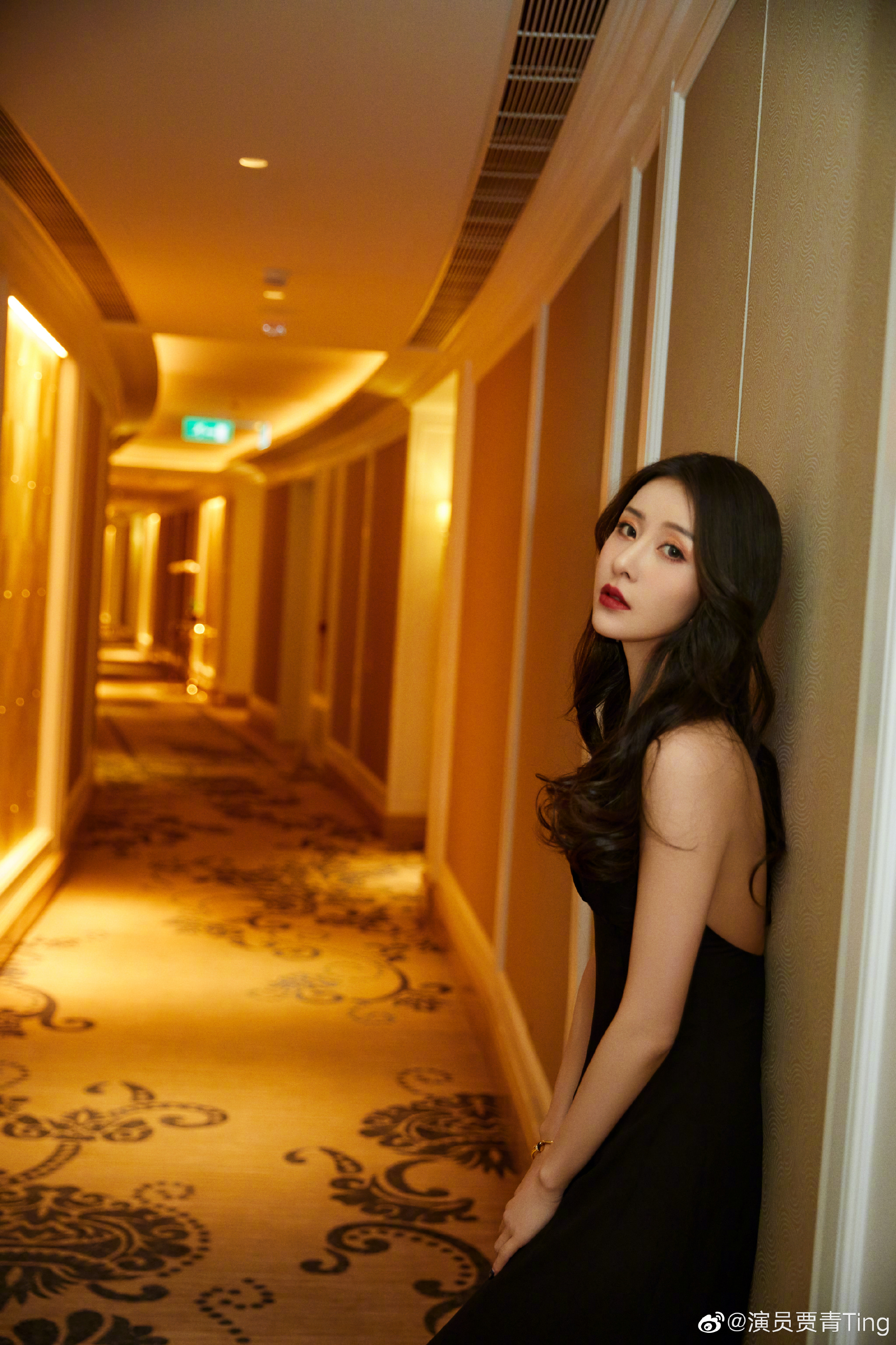 贾青黑裙写真大片,性感美艳!