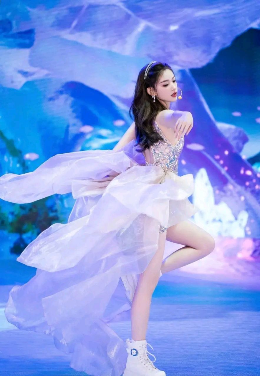 程潇跳舞真的太有魅力了,情绪饱满,动作干净,简直就是舞台精灵.