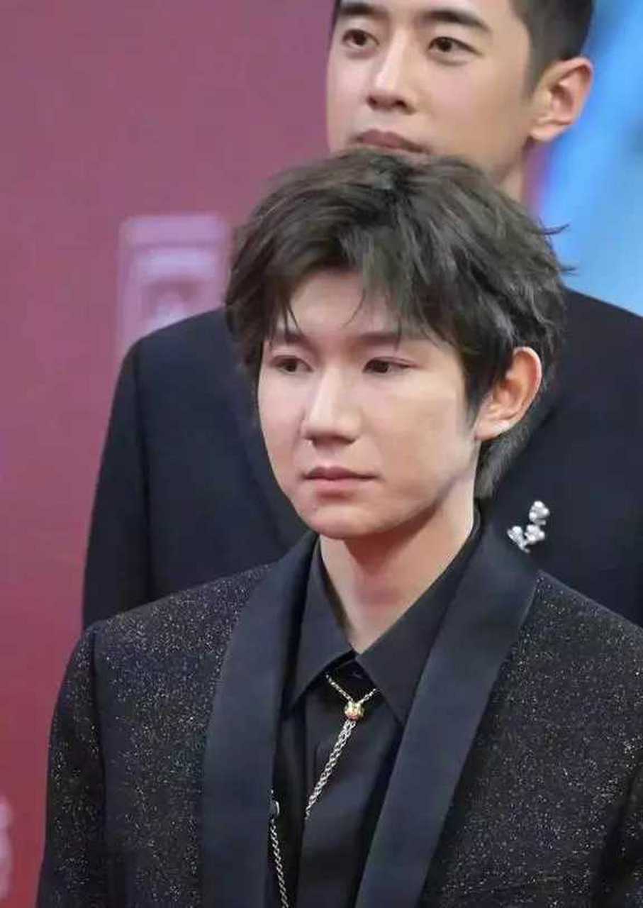 看王源17岁和22岁颜值差距,明白抽烟对于青少年危害有多大