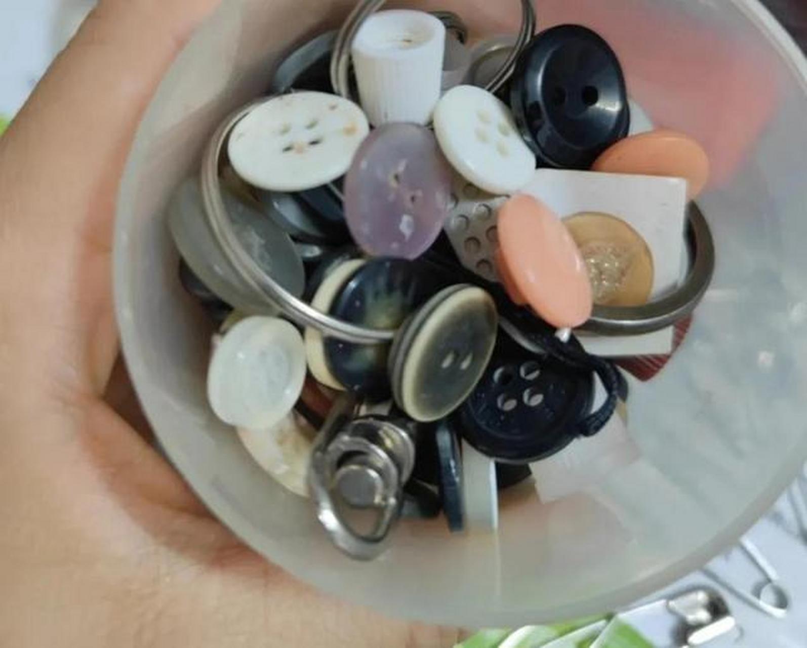 没用的东西也舍不得扔,就放着,还不让你丢掉,不管什么墙就喜欢砸钉子