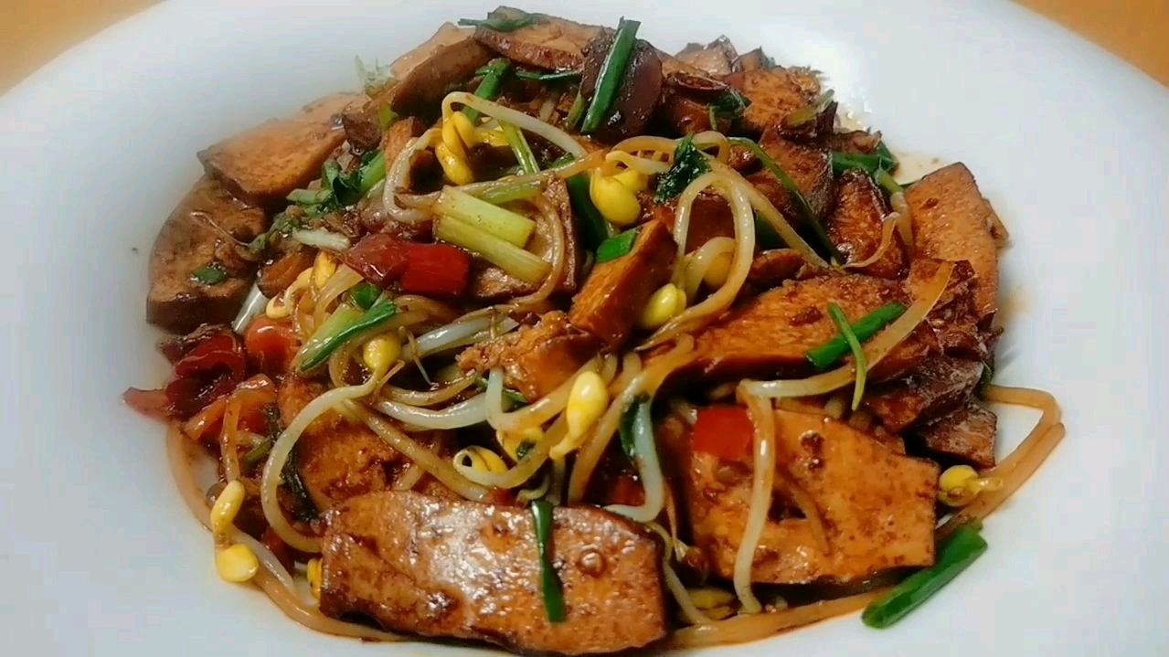 五香豆干炒豆芽做法简单,香嫩脆爽,超实惠的一道下饭菜
