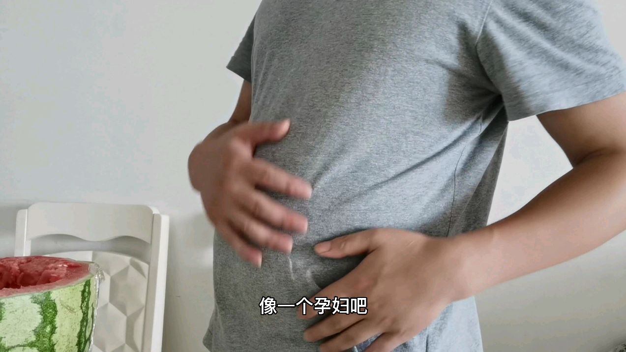 挑战网红啊段吃东西,结果悲剧了,肚子胀破像孕妇都没吃完,搞笑