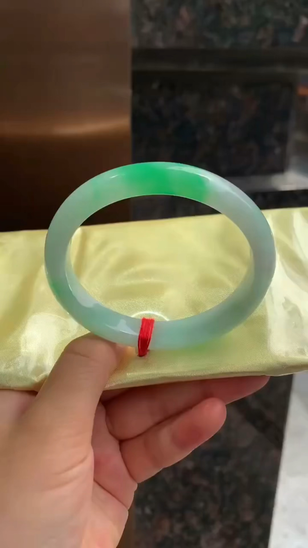 粉丝定做晴底飘阳绿翡翠手镯分享!